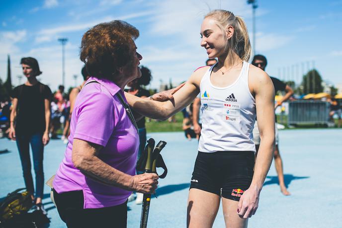 Janja Garnbret Koper 2022 | Janja Garnbret tudi v Kopru, na novem prizorišču tekme za svetovni pokal, kaže svojo prevlado. V polfinalu je edina splezala do vrha smeri, pod steno pa se je z veseljem pomešala med navijače. | Foto Grega Valančič/Sportida