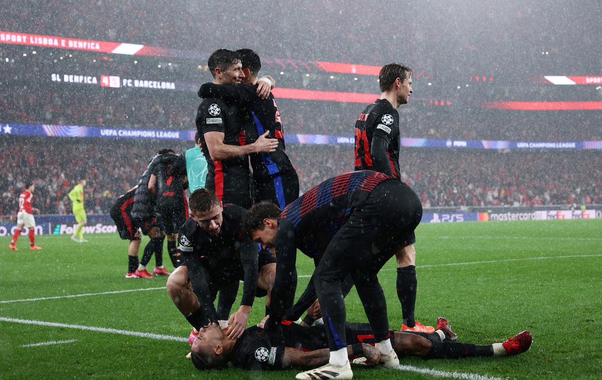 Raphinha | Veselje nogometašev Barcelone po zmagovitem zadetku Raphinhe na stadionu Luz v Lizboni. | Foto Reuters