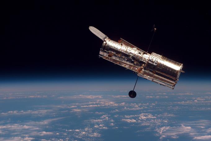 Vesoljski teleskop Hubble je na krovu raketoplana Discovery v Zemljino orbito poletel 24. aprila 1990, vanjo pa se je utiril dan pozneje. Prve fotografije vesolja je začel na Zemljo pošiljati 20. maja 1990.  | Foto: NASA