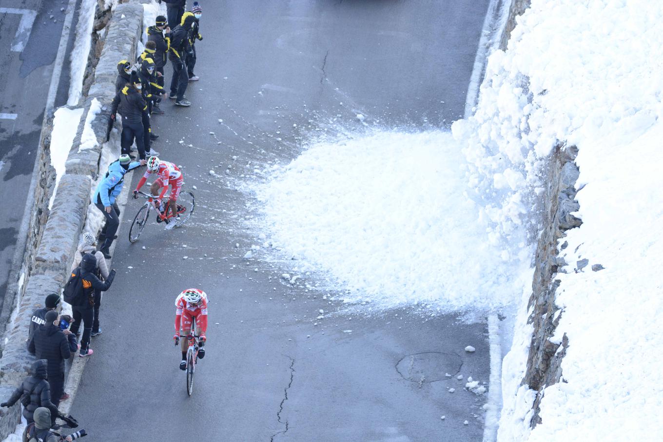 Nel 2020, durante l'ultima visita al famoso Col du Giro, una piccola valanga si è abbattuta sulla strada e alcuni concorrenti sono quasi caduti dalle bici. | Foto: Gulliverimage