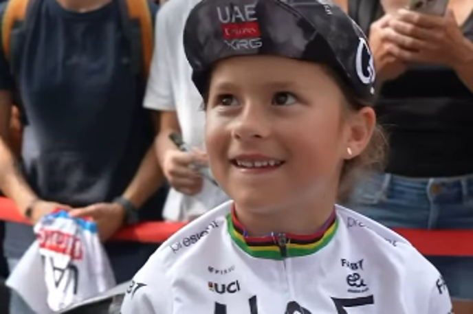 navijačica Tadej Pogačar | Nasmeh mlade navijačice Tadeja Pogačarja ob snidenju s slovenskim šampionom pove vse.