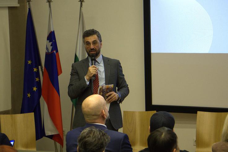 Kot je povedal Kračun, je danes umetna inteligenca v samem središču geopolitičnega dogajanja, saj omogoča, da lahko ustvarjamo več, bolje in učinkoviteje kot kadarkoli prej. Prav kombinacija kreativnosti in inteligence pa je za regijo, kot je Zahodni Balkan, temeljni okvir sodelovanja in dolgoročnih dosežkov. | Foto: Petra Zupan/ISR