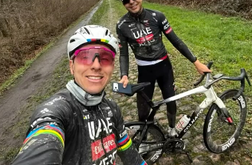 Tadej Pogačar ne izgublja časa, z makadama na tlakovce Severnega pekla #video