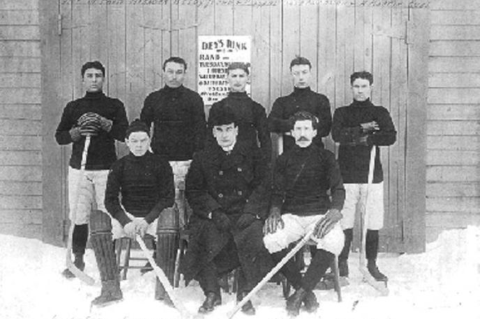 Dawson City Nuggets | Hokejisti Dawson City Nuggets so leta 1904 izzvali aktualne prvake iz Ottawe in poskrbeli za enega od najbolj bizarnih bojev za Stanleyjev pokal. | Foto Wikimedia Commons