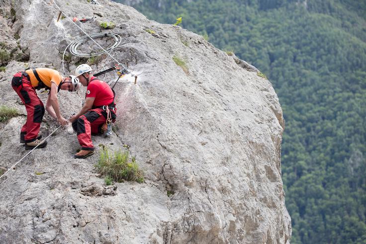 Markacisti Vsak slovenski markacist je v povprečju odgovoren za kar 14 kilometrov planinskih poti. | Foto: Urban Urbanc/Sportida