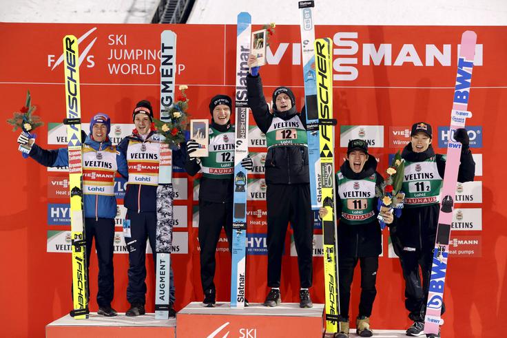 Slovencema so družbo na odru za zmagovalce delali Avstrijca Stefan Kraft in Manuel Fettner ter Japonca Rjoju Kobačaši in Ken Nikaido. | Foto: Guliverimage