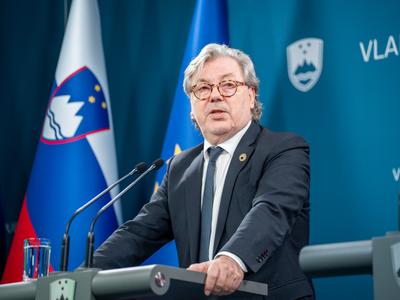 Po seji sekretariata Sveta za nacionalno varnost: kaj bo povedal Vojko Volk? #vŽivo