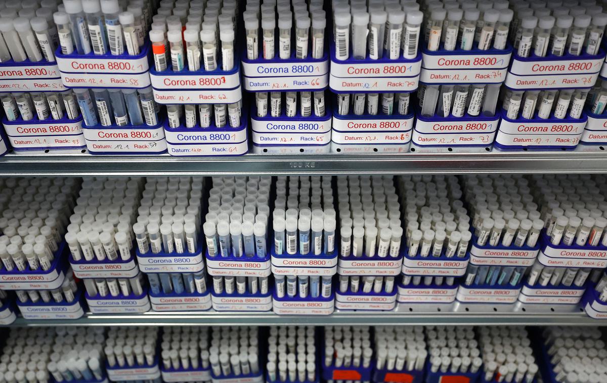 covid testiranje | Število okužb pada. Širša zdravstvena stroka in vladna stran bosta v torek na Brdu pri Kranju razpravljali o prilagoditvah epidemioloških ukrepov. | Foto Reuters