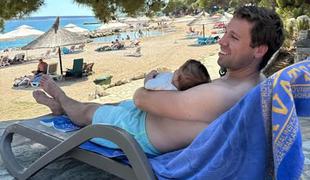 Sašo Avsenik na dopustu razkril sladko skrivnost: prišel je dojenček