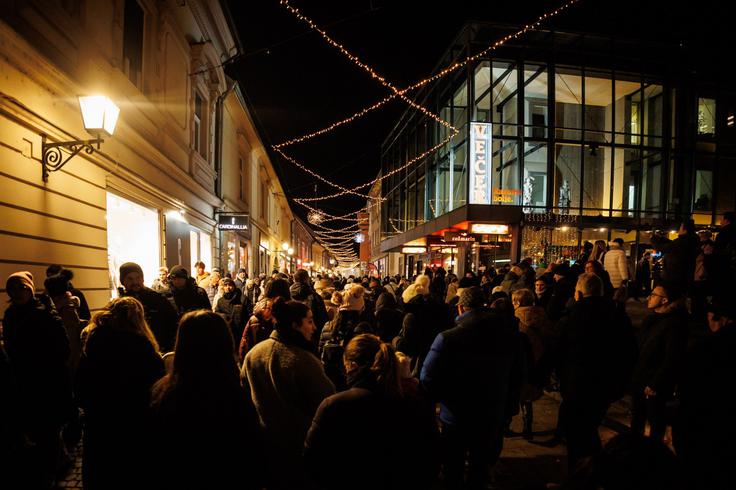 Na Glavnem trgu v Mariboru se je zbrala nepregledna množica ljudi. | Foto: STA