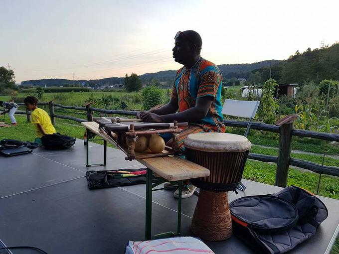 Poleg bobnov in afriške kitare zna igrati tudi balafon (afriški ksilofon). | Foto: osebni arhiv/Lana Kokl