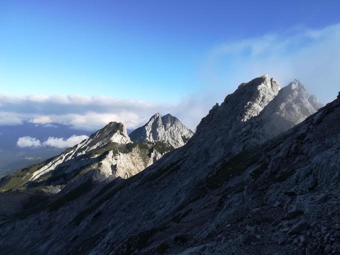 Obnova planinske poti na Koroško Rinko s Kranjske koče na Ledinah, ki so jo ljubitelji gora za zmagovalko izbora Naj planinska pot izbrali lani, poteka v teh dneh.  | Foto: Tine Marenče