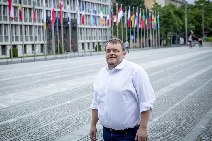 Simon Maljevac V obdobju delovanja v nevladnem sektorju je sodeloval tudi na akademskem področju in v soavtorstvu izdal nekaj znanstvenih člankov v domačih in tujih znanstvenih revijah ter znanstveno monografijo "Obrazi homofobije". | Foto: Ana Kovač