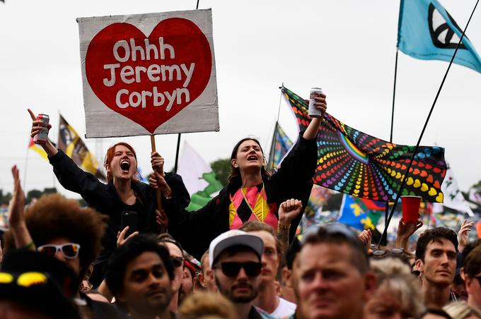 Oboževalci Jeremyja Corbyna na festivalu v Glastonburyju. | Foto: Reuters