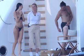 Leonardo DiCaprio na Sardiniji uživa v družbi dekleta, opekla ga je tudi meduza #foto