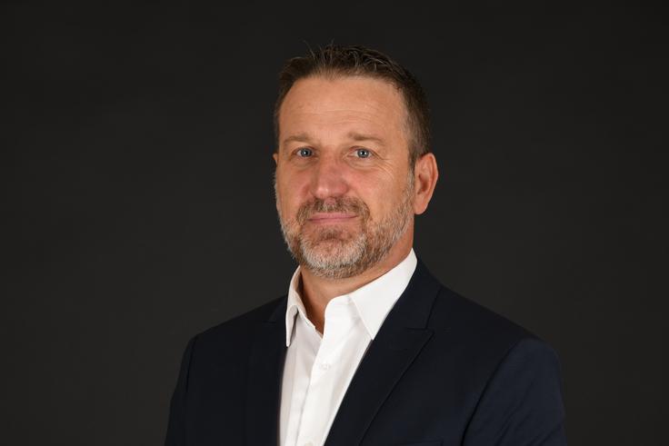 "Dubaj je veljal in še vedno velja za zelo varno destinacijo. Emirat ima poleg naftnih derivatov, finančne in turistične industrije zelo razvite in napredne lastne obrambne sisteme, kar se je pokazalo tudi med zadnjimi poskusi destabilizacije v regiji," svari Damir Murkovič, ki posluje na tamkajšnjem nepremičninskem trgu. | Foto: www.emirati.si