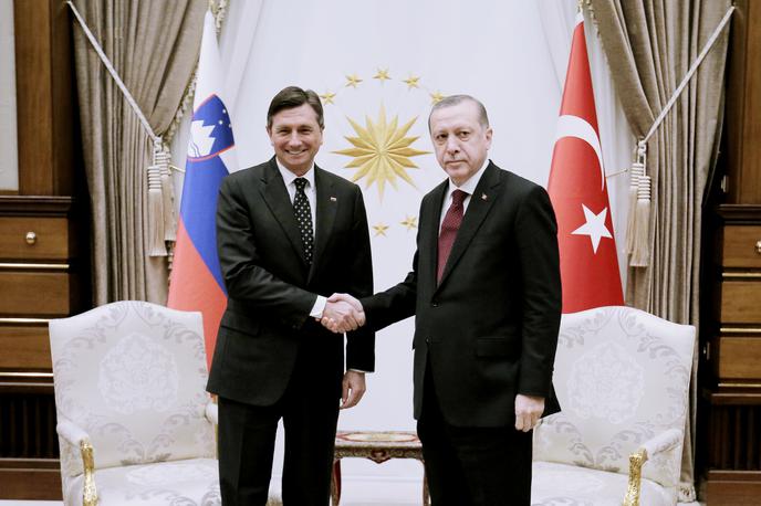 Borut Pahor in Erdogan | Erdogan si želi, da bi Slovenija ponovno preučila svojo odločitev in umaknila Turčijo s seznama držav, ki niso varne. | Foto STA