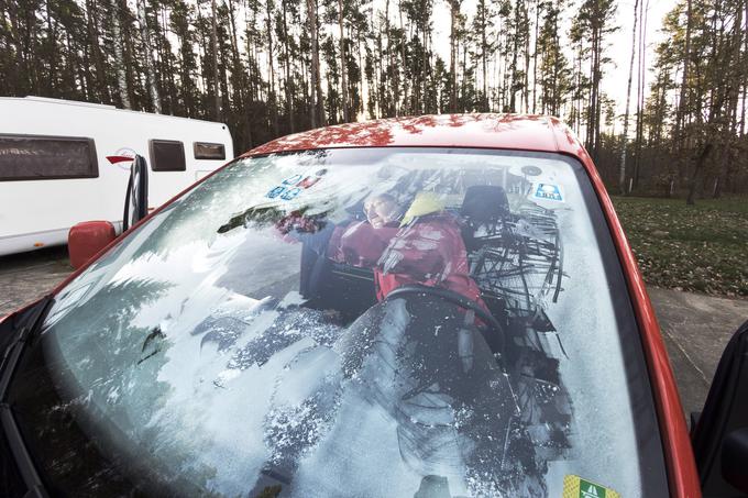 V avtu je priporočljivo imeti tudi metlico za odstranitev snega in lopatko za odstranitev ledu s stekel. | Foto: Guliverimage/Vladimir Fedorenko