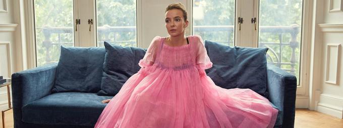 Villanelle (Jodie Comer) v rožnati obleki, ki je zaznamovala prvo sezono serije | Foto: 