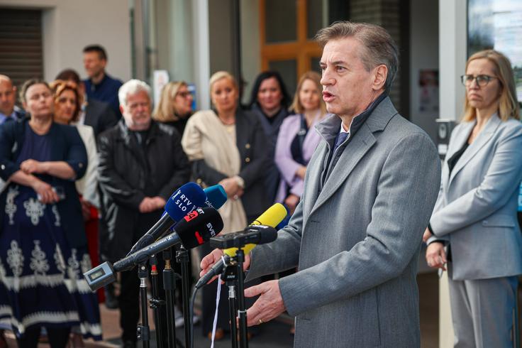 Golob je ocenil še, da domnevna vpletenost zasebne obveščevalne službe Black Cube v skrivno snemanje lažnih poslovnih pogovorov vidnih Slovencev, ki za to niso vedeli, kaže na "največji škandal v zgodovini Slovenije". Meni, da je nezaslišano, da se tuje službe vpletajo v volitve v demokratični članici EU. Prepričan pa je, da se bodo volivci, ne glede na to, kaj "opozicija danes govori in komu bi postavljala spomenike" na nedeljskih parlamentarnih volitvah znali odločiti s srcem, v kakšni državi želijo živeti. | Foto: STA