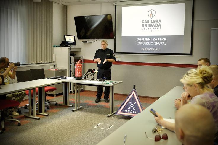 Na Gasilski brigadi Ljubljana so prvi na svetu naredili znak, ki na lokaciji intervencije označuje zbirno mesto za medije.  | Foto: Ana Kovač