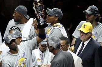 Phil Jackson se bo vrnil na klop prvakov