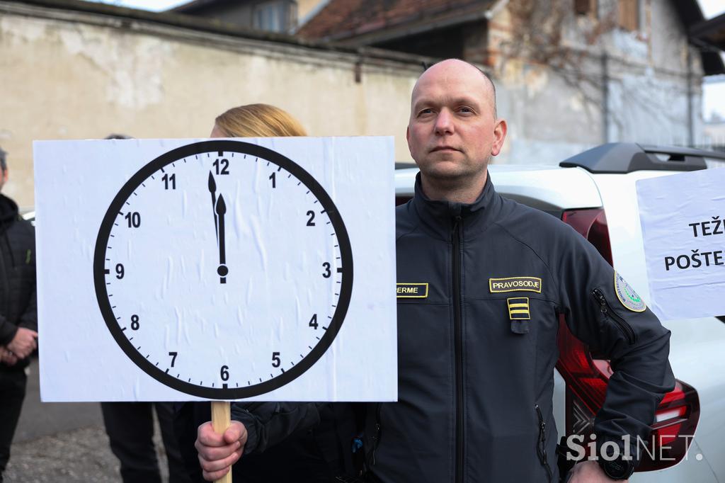 Protest pravosodnih policistov na Povšetovi