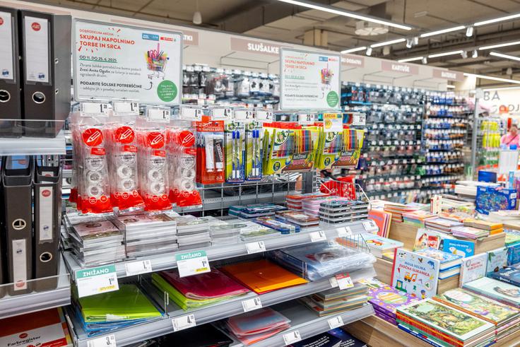 Za čas dobrodelne akcije so v Sparu pripravili tudi ugodno ponudbo zvezkov lastne blagovne znamke Spar Office, da olajšajo odločitev vsem, ki želijo sodelovati v dobrodelni akciji.  | Foto: Spar Slovenija