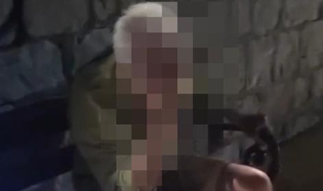 Dva mladeniča v Splitu pretepla starejšega moškega. Na posnetku: Briga me, če krvavi!
