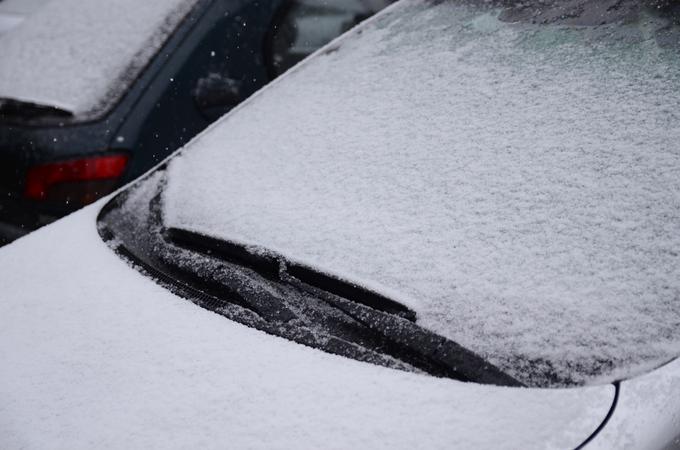 Ob sneženje je treba na avtomobile namestiti zimsko opremo. Foto: STA | Foto: 