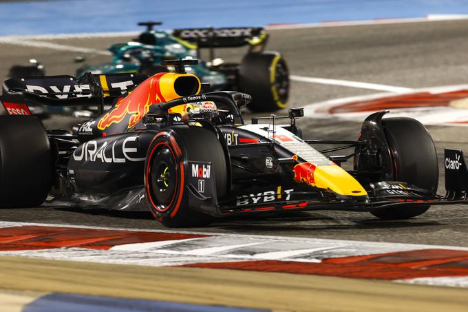 Verstappen je na prvi dirki s številko 1 na dirkalniku tri kroge pred ciljem parkiral v garaži. | Foto: AP / Guliverimage