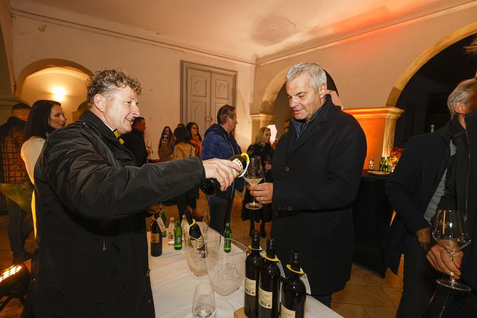 Svojega "pubeca" je mariborskemu županu ponudil tudi vinar Danilo Steyer. | Foto: Mediaspeed