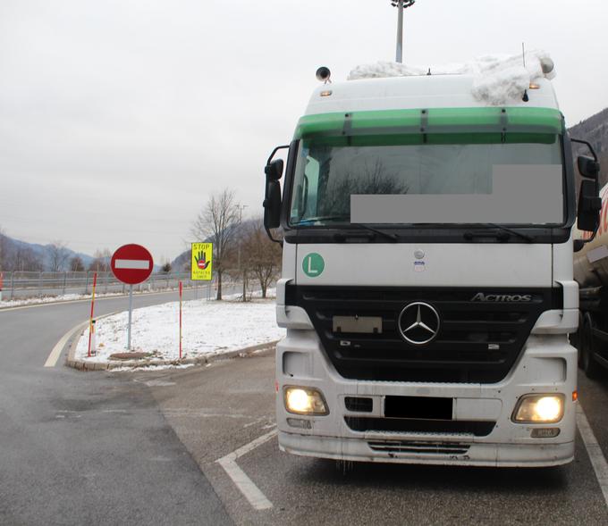 Voznika sta morala pred nadaljevanjem vožnje proti Avstriji tovorni vozili očistiti. | Foto: Policijska uprava Kranj