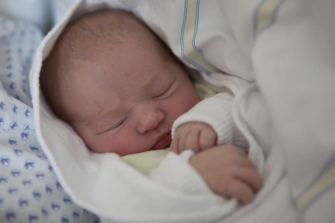 novorojenček | Po podatkih statističnega urada GUS se je leta 2022 na Poljskem rodilo 306.155 otrok, od tega 171 materam, starim 15 let ali manj. | Foto Guliverimage