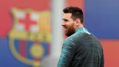 Barcelona v Pragi. Namesto nogometa v ospredju protesti in milijoni.