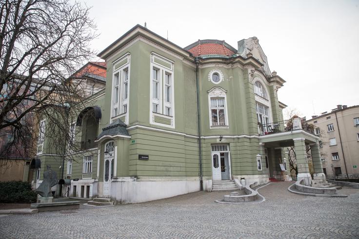 Slovensko narodno gledališče Drama Ljubljana je slovenska poklicna gledališka skupina, ki šteje 49 rednih članov. Letno pripravijo deset ali več novih produkcij, na sporedu pa jih je običajno skupno okoli 20. | Foto: 