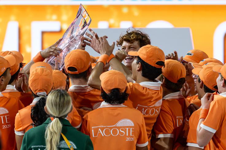 Tako so z zmagovalcem Miamija pozirali pobiralci žogic. | Foto: Reuters