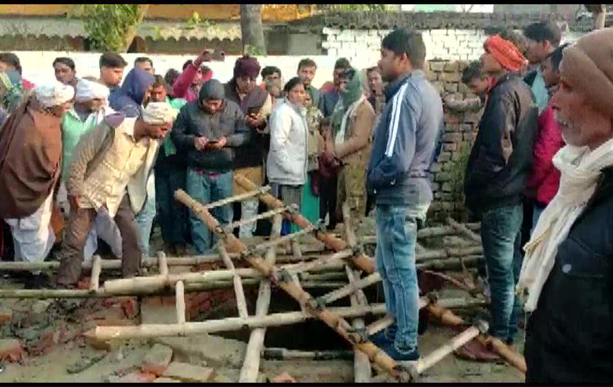 Nesreča v Indiji | Umrli so sedeli na kovinski plošči, ki je prekrivala vodnjak in ki se je zaradi prevelike teže zrušila. | Foto Twitter/ANI