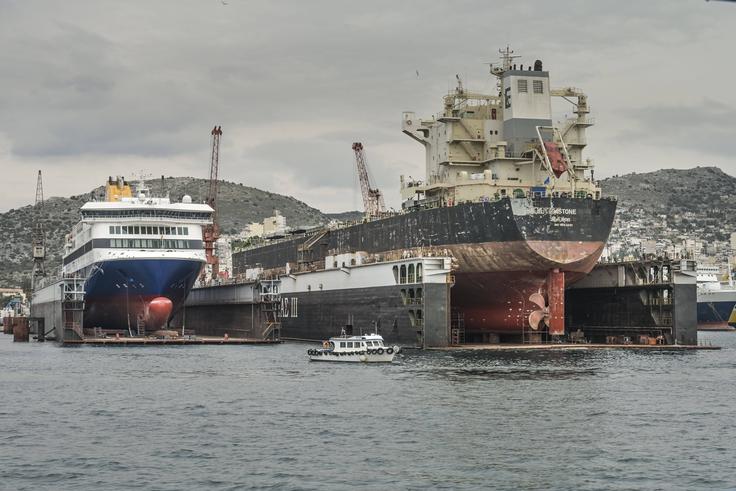 Največ starih tankerjev, ki so zdaj del ruskega ladjevja v senci, so prodali grški ladjarji. Na simbolični fotografiji: dok za popravilo poškodovanih ladij v grškem pristanišču Pirej. | Foto: Guliverimage