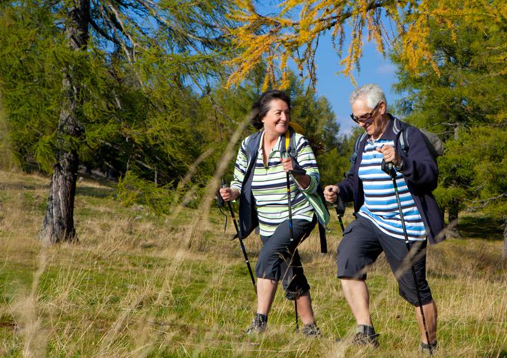 starejši par sprehod narava rekreacija | Foto: Shutterstock