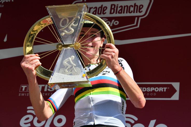 Nizozemka Annemiek Van Vleuten, dvakratna zmagovalka dirke Strade Bianche, pravi, da se ji bolj kot višina nagrade zdi pomembno, da imajo ženske dirke zagotovljen TV prenos.  | Foto: Guliverimage/Getty Images