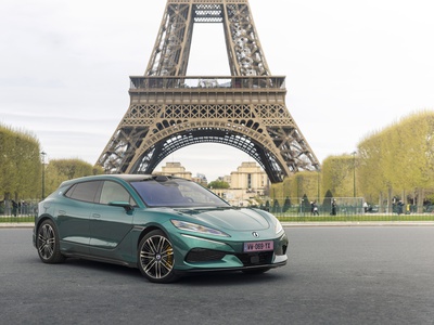 Kitajski BYD je sredi Pariza začel evropski del zgodbe znamke Denza