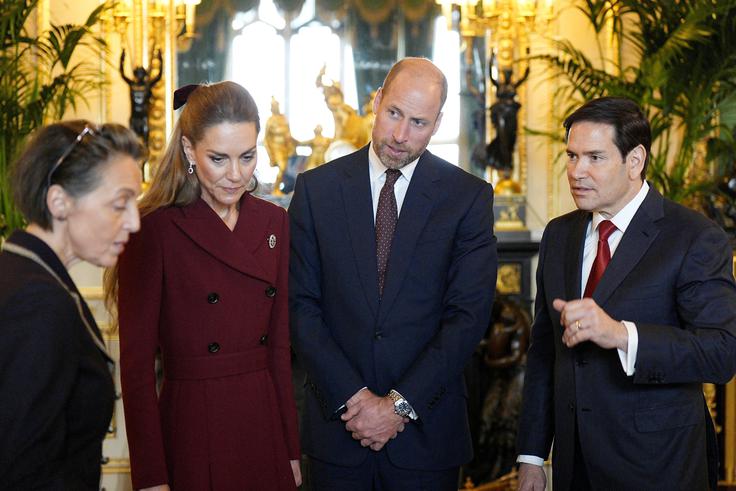 Ob pozdravu sta bila prisotna tudi princ William in princesa Catherine. | Foto: Reuters
