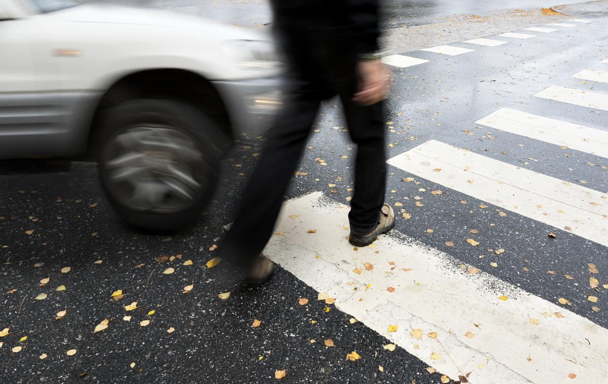 pešec | 21-letni voznik osebnega avtomobila je takoj, ko je opazil pešca, začel zavirati, vendar je kljub temu trčil vanj. | Foto Getty Images