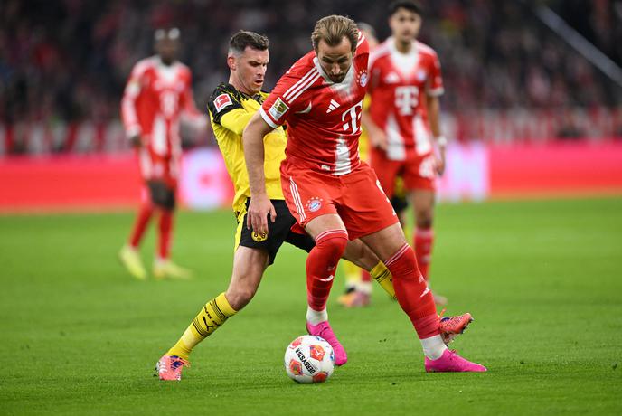 Bayern dominiral, a tesno dobil Der Klassiker