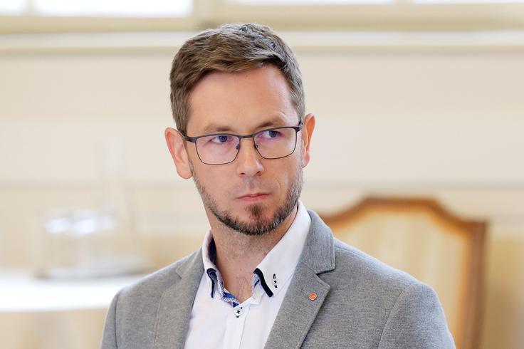 "Vendar pa je po ocenah domskih socialnih služb res nujnih prošenj dejansko med dva in tri tisoč. Posamezniki ravno zaradi čakalnih vrst označijo, da gre za nujen sprejem, čeprav to ne drži, saj sprejem pogosto odložijo, ko pridejo na vrsto," pojasnjuje Denis Sahernik, sekretar Skupnosti socialnih zavodov Slovenije (SSZS). | Foto: STA