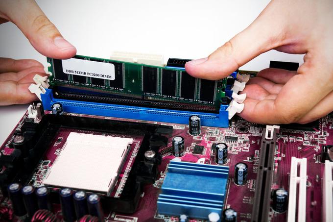 Računalniški pomnilnik (RAM) so dolge palčke s črnimi čipi, ki jih vstavimo v podolgovate reže na matični plošči, bi se glasil najpreprostejši opis njegovega videza. | Foto: Thinkstock