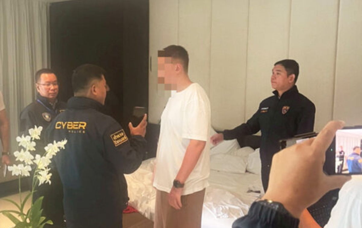 Aleksej Lukašev, heker | Tajska kibernetska policija ob prijetju ruskega hekerja v njegovi hotelski sobi.  | Foto Khaosod