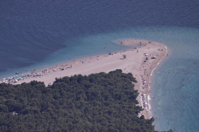 Zlatni rat, otok Brač | Najnovejše fotografije, ki jih je z Vidove gore v svoj objektiv ujel fotograf Ivo Cagalj, prikazujejo, kako znamenita plaža spreminja svojo obliko. | Foto Ivo Cagalj/PIXSELL