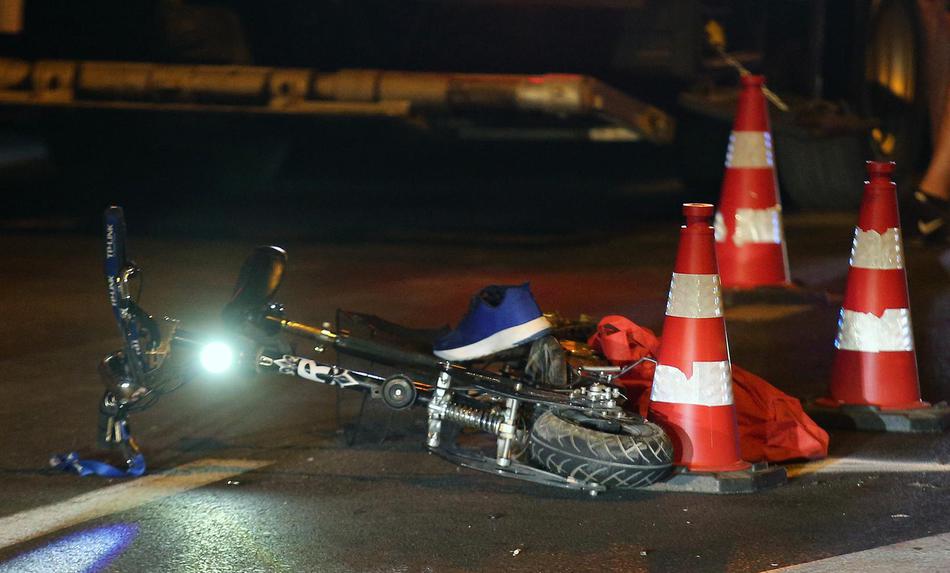 Otrok z več kot dvema promiloma alkohola v krvi s skirojem trčil v most in se hudo poškodoval